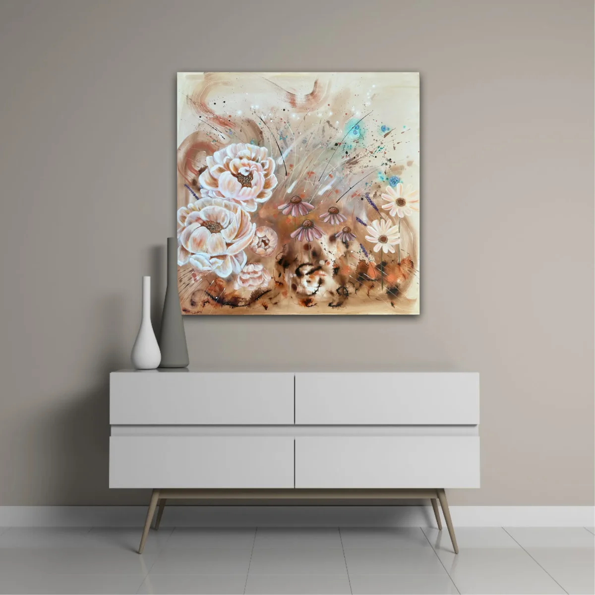 Mellan jord och himmel – Stor abstrakt tavla i beige toner med pion, solhatt och lavendel, originalkonst av Art by Lycke - Bild 5
